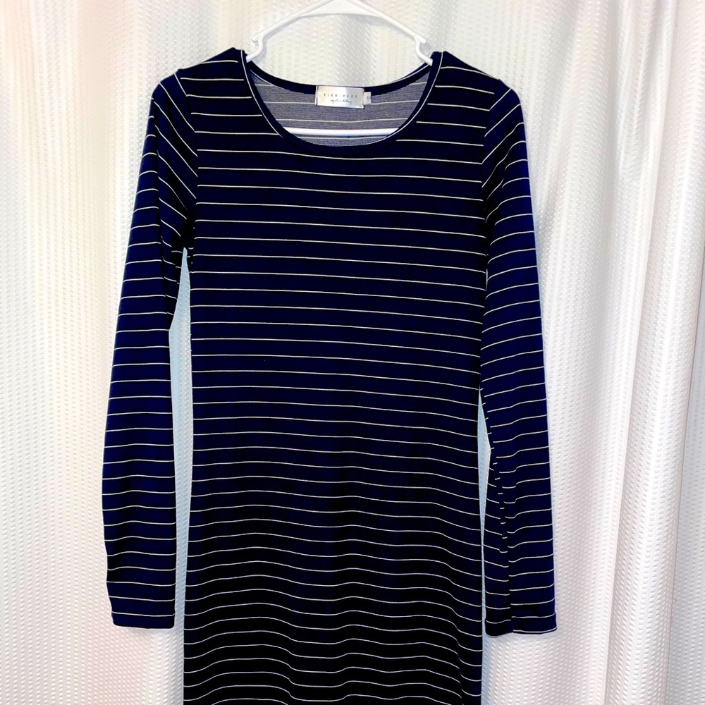 Sign Here Signature clothing. Size small